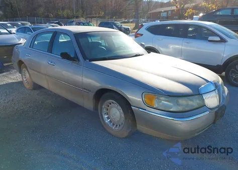 2002 Lincoln Town Car Signature из США, поврежденный, VIN 1LNHM82W22Y661083